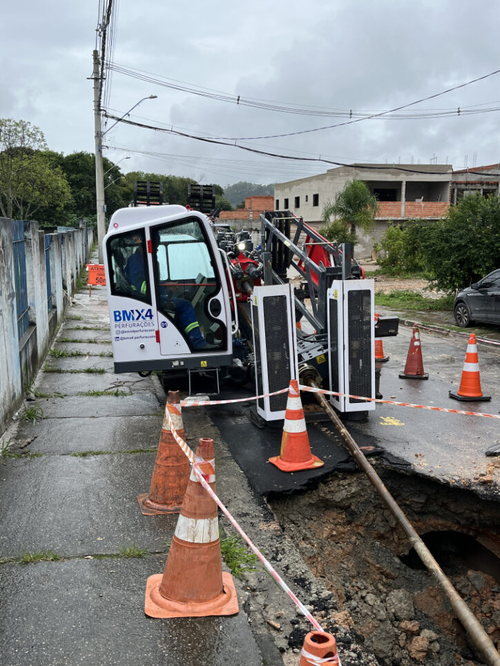 Máquina de perfuração horizontal direcional em operação em área urbana sem abertura de valas céu aberto